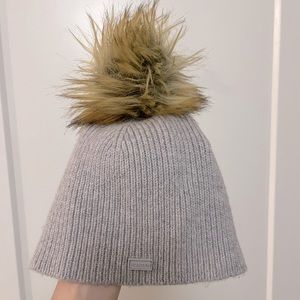 Hunter grey beanie with faux fur Pom